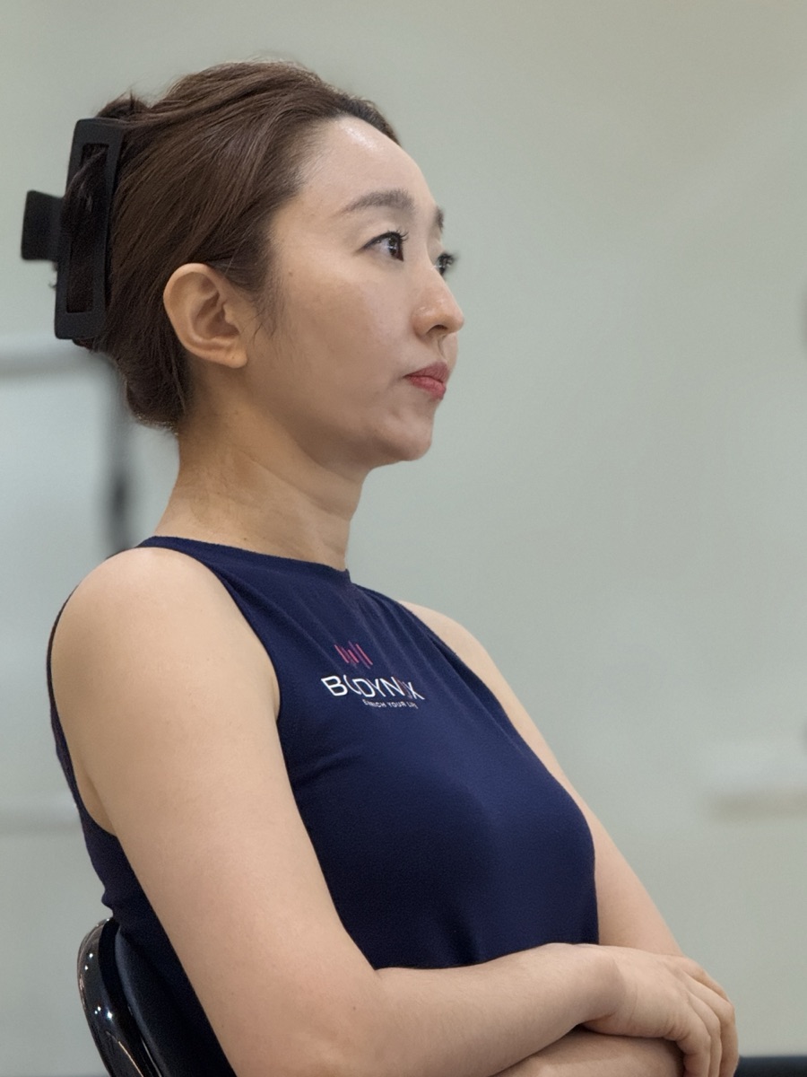바디녹스 스튜디오에서 수업을 지켜보고 있는 홍한나 마스터