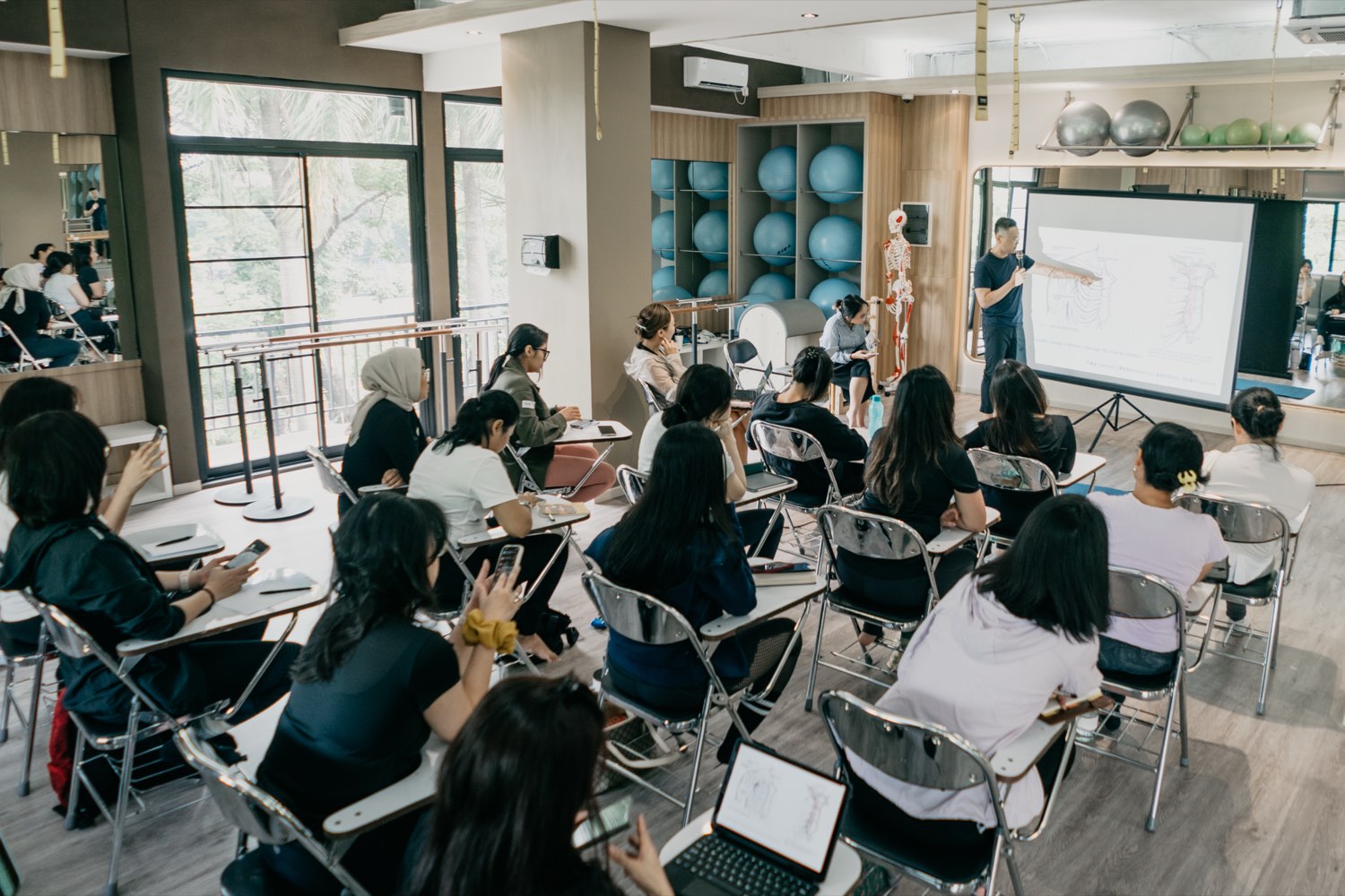 스튜디오에 모여 해부학 이론 강의를 듣는 교육생들